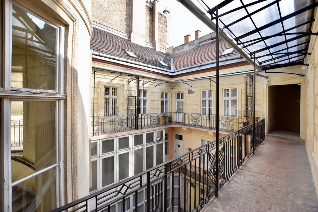 Luxury Apartment By Hi5 - Szervita Suite Budapest Esterno foto