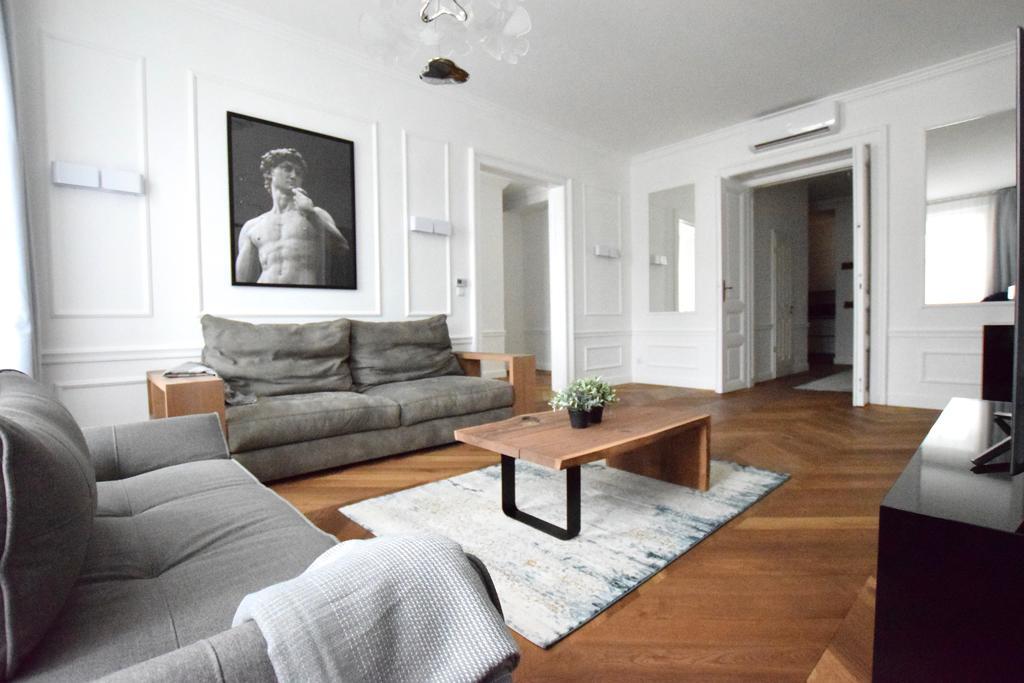 Luxury Apartment By Hi5 - Szervita Suite Budapest Esterno foto